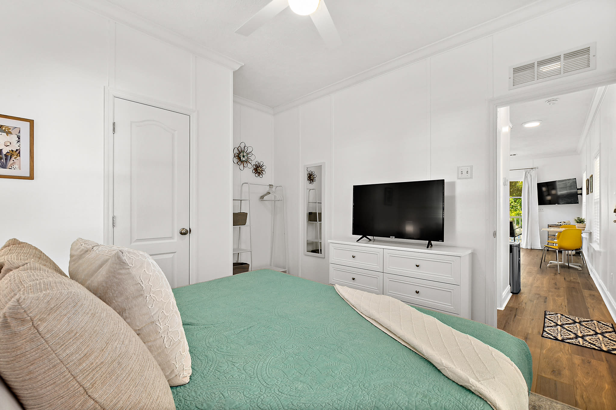 Treetop Cottage - 3 blocks from Historic District — photo 16