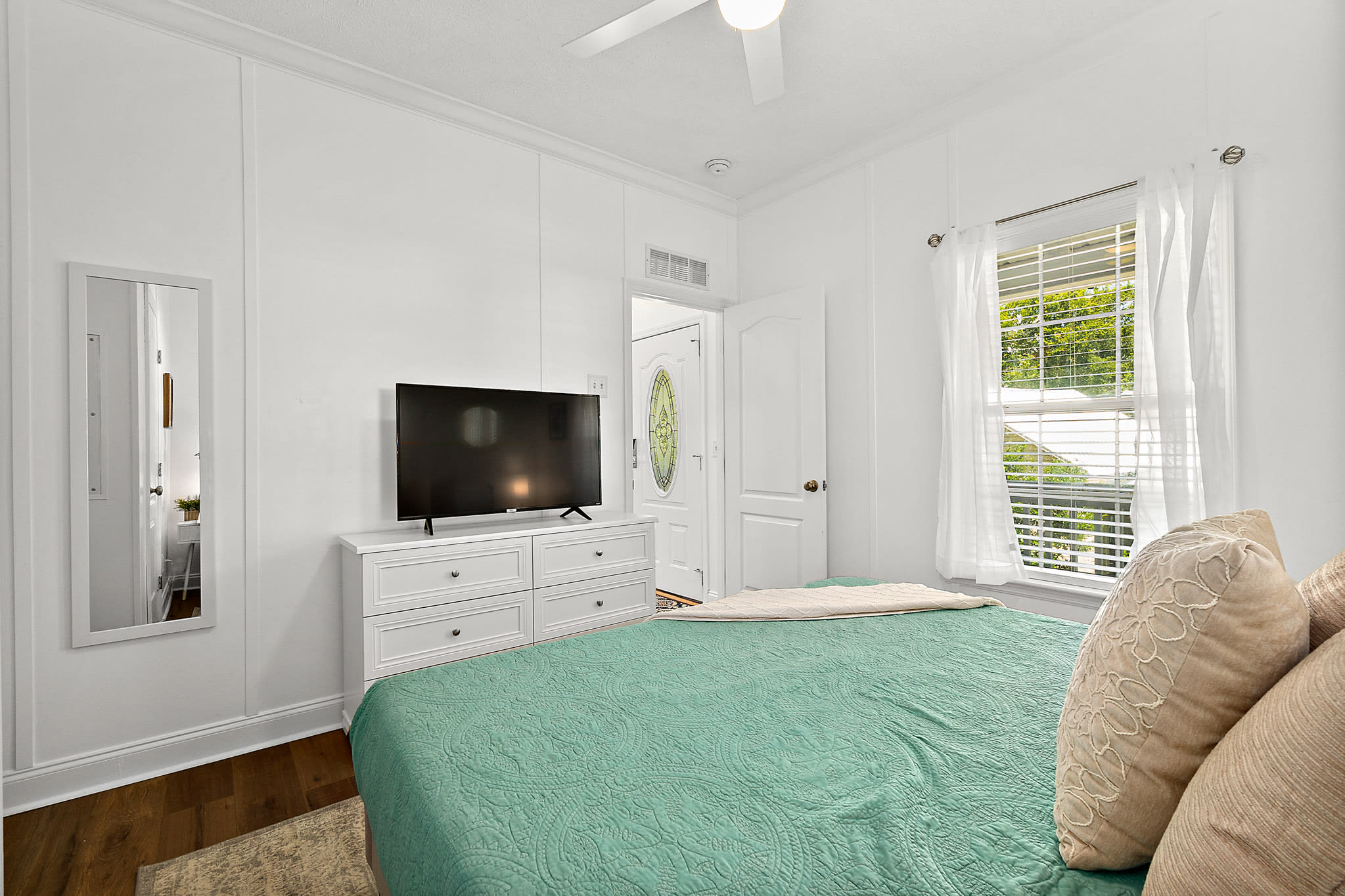 Treetop Cottage - 3 blocks from Historic District — photo 14
