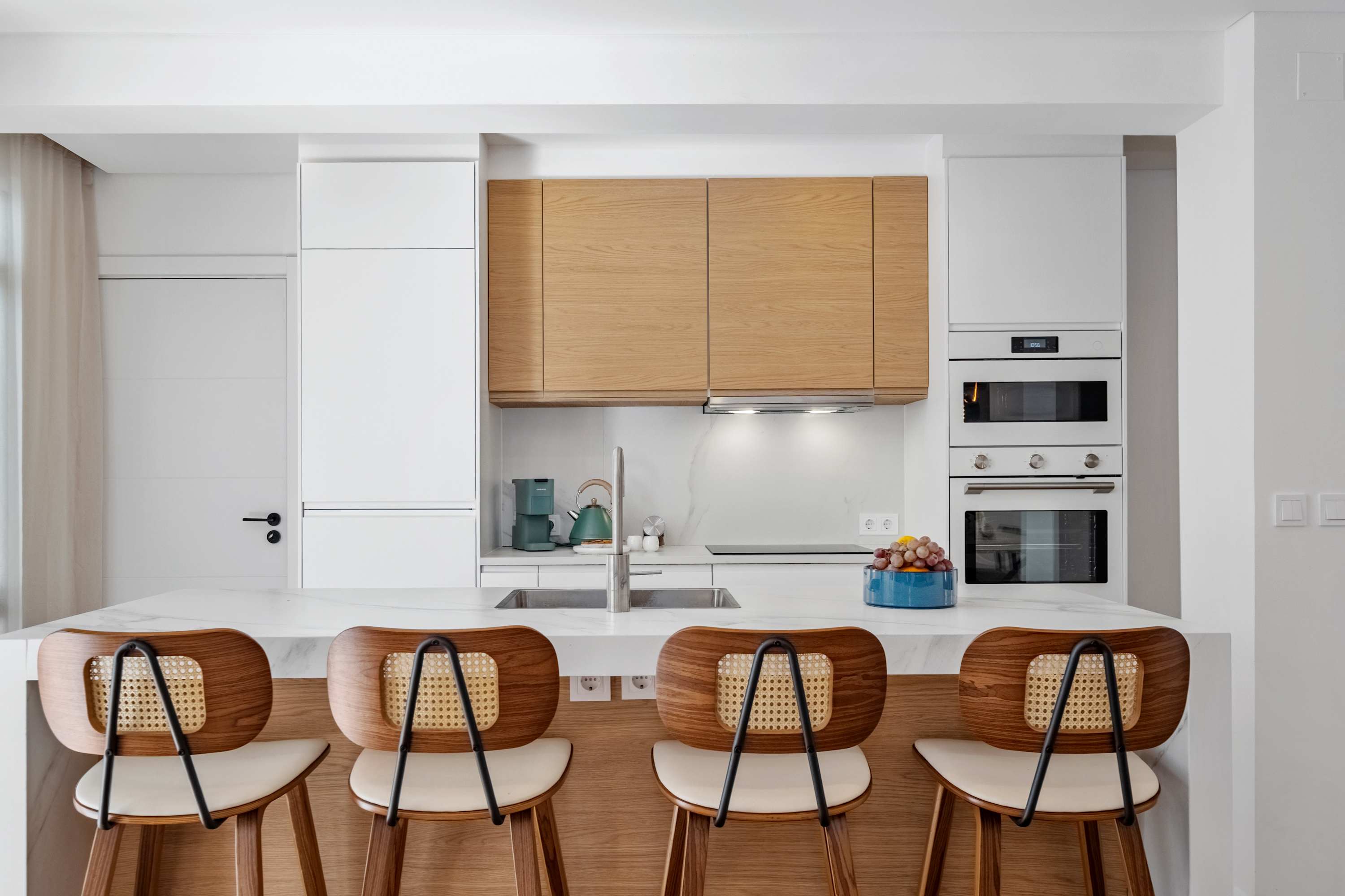 Kitchen with breakfast bar and built-in ovens at Palace Vista