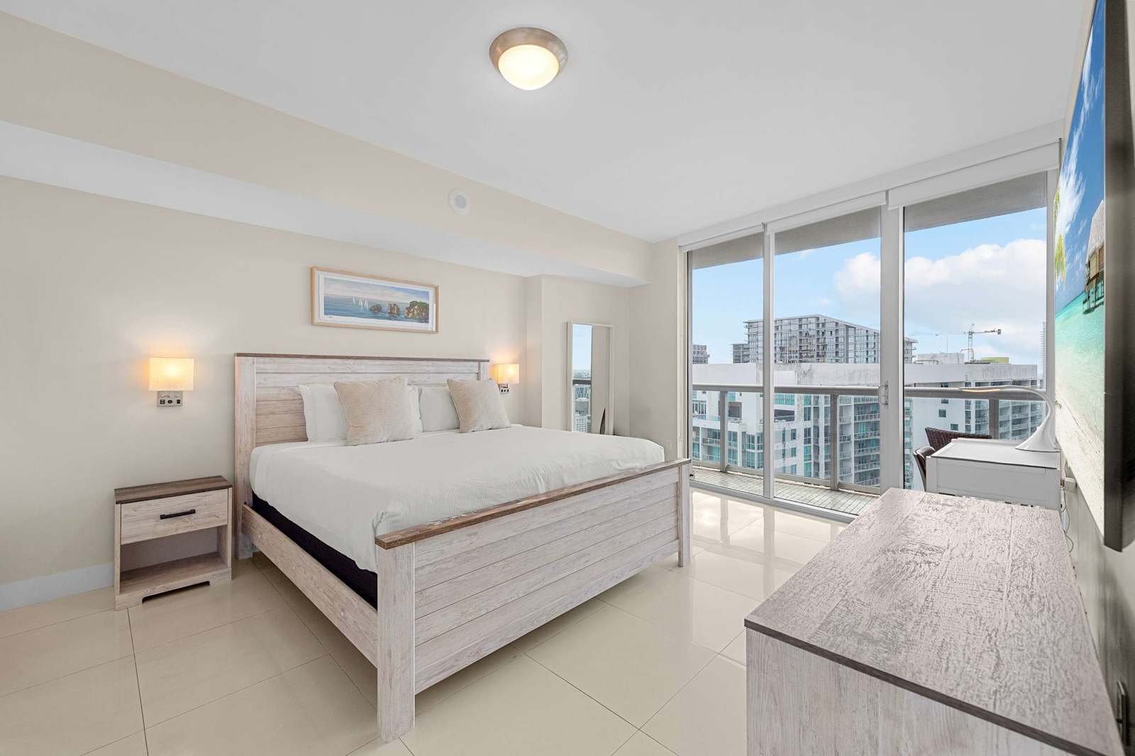 Luxury Penthouse with City and Canal View living space