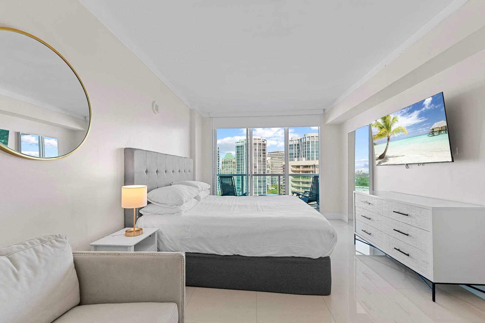 ARYA Luxury Adjoining Suites Ocean View living space
