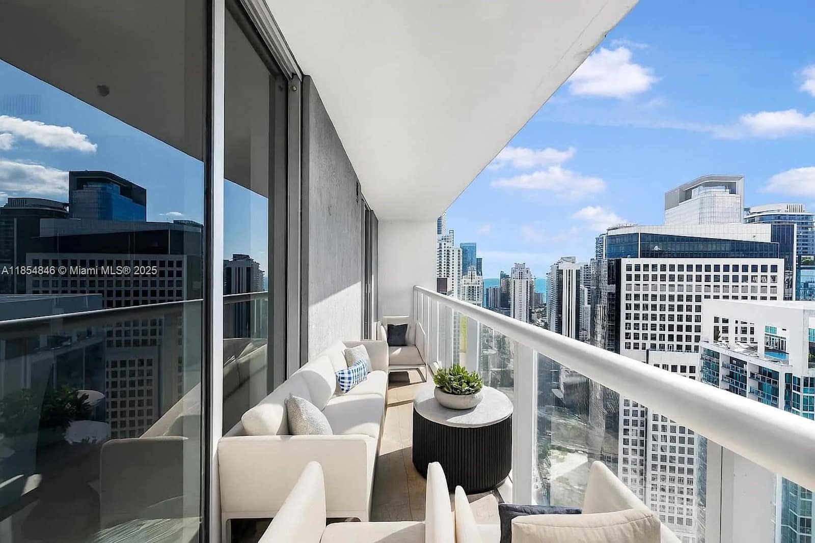 Luxury Penthouse Brickell Water & City Views detail 2