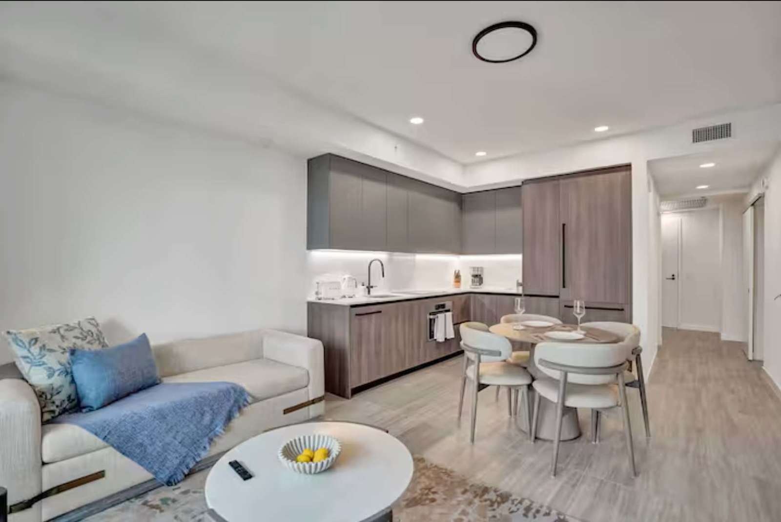 Luxury Miami Beach Ocean Views l Resort Pool & Gym living space