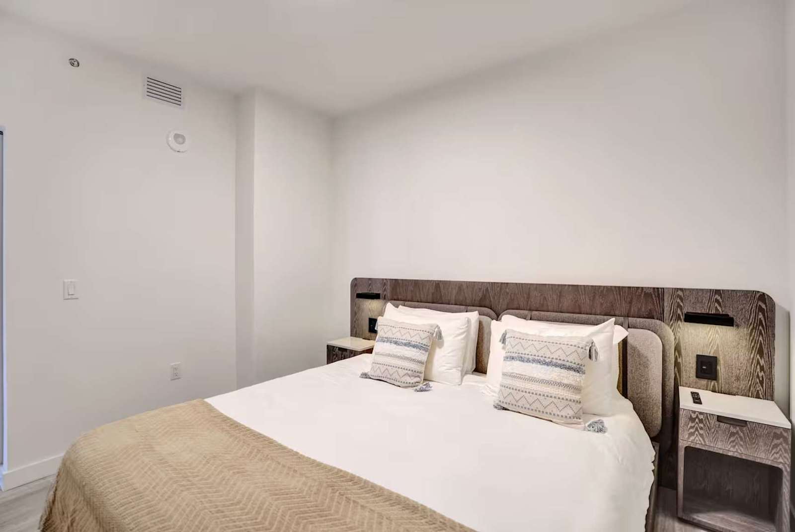 Miami Beach Family Friendly Luxury Condo Sea Views living space