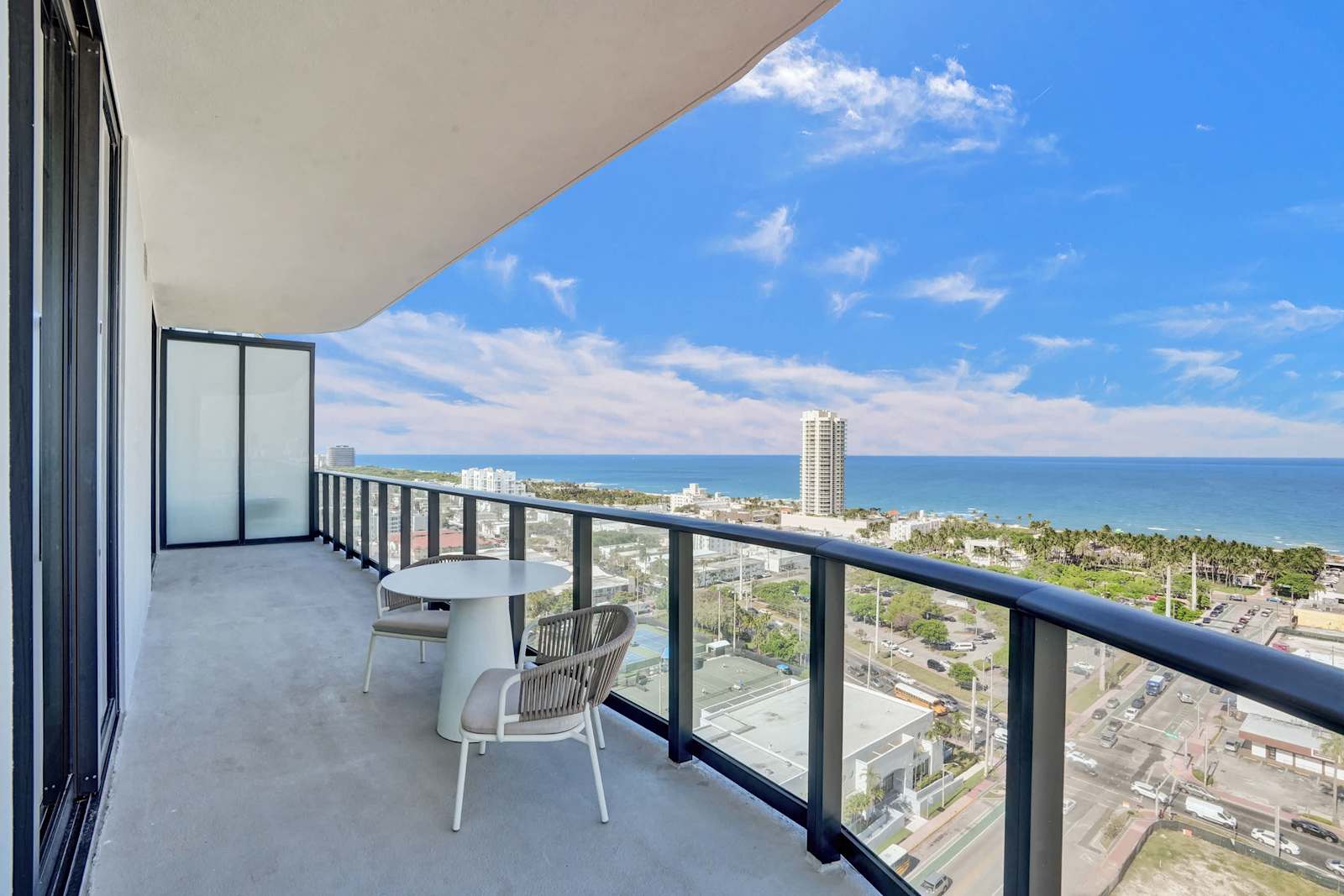 Miami Beach Luxury Ocean views Balcony & Pool detail 3