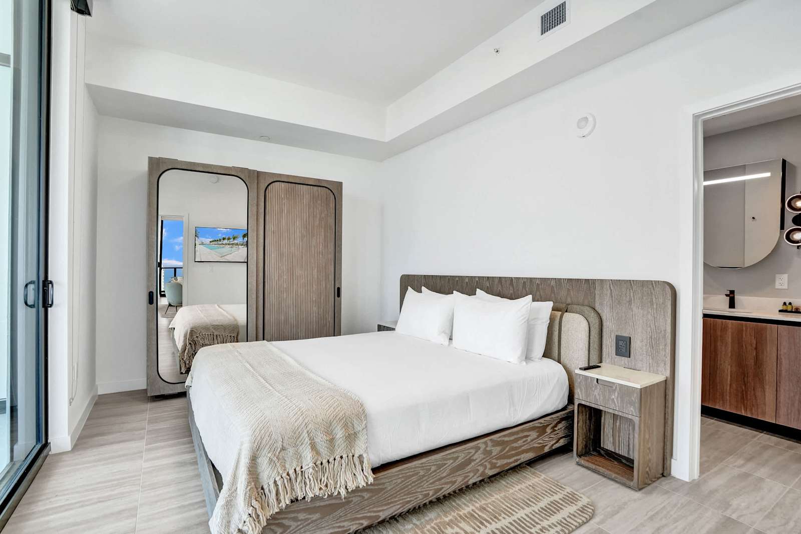 Miami Beach Luxury Ocean views Balcony & Pool detail 6