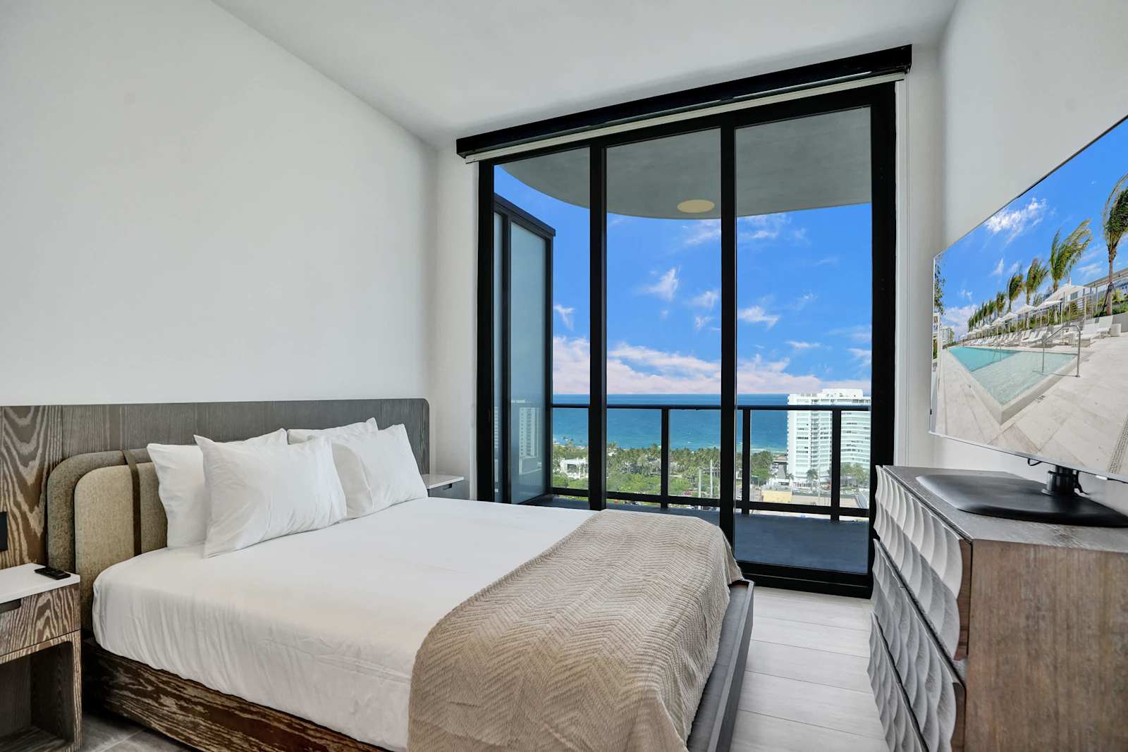 Miami Beach Luxury Ocean views Balcony & Pool interior