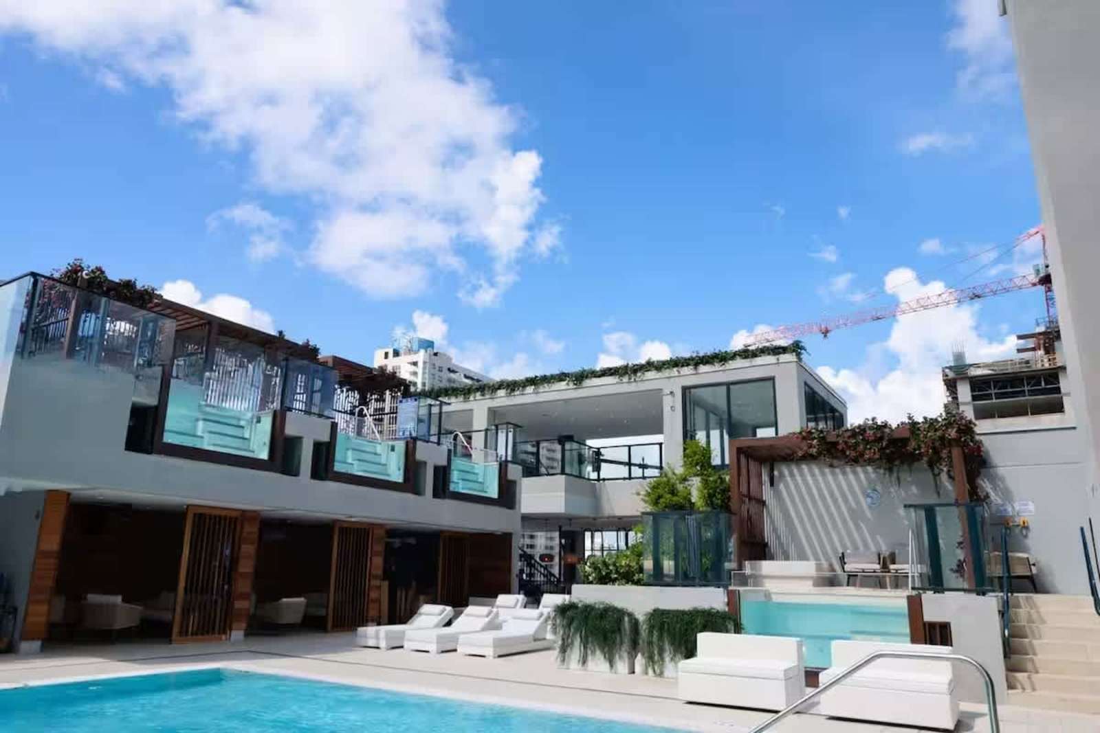 Luxury E11EVEN Residence Pool, Beach Club & Gym detail 5