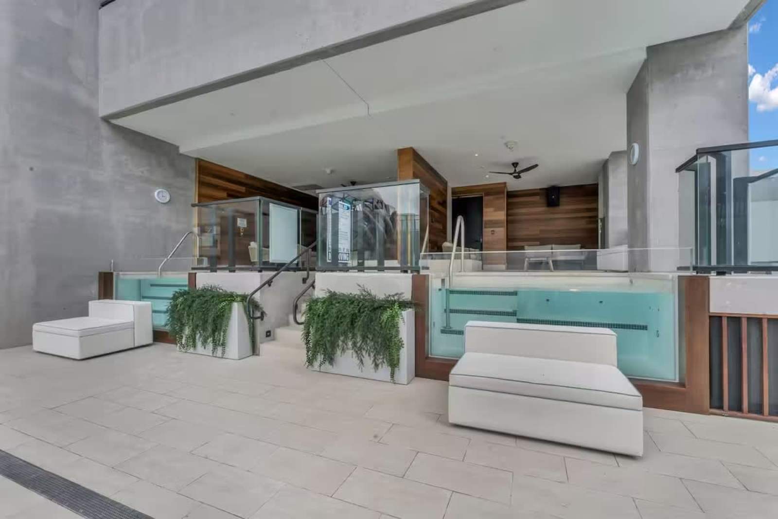 Luxury E11EVEN Residence Pool, Beach Club & Gym detail 5