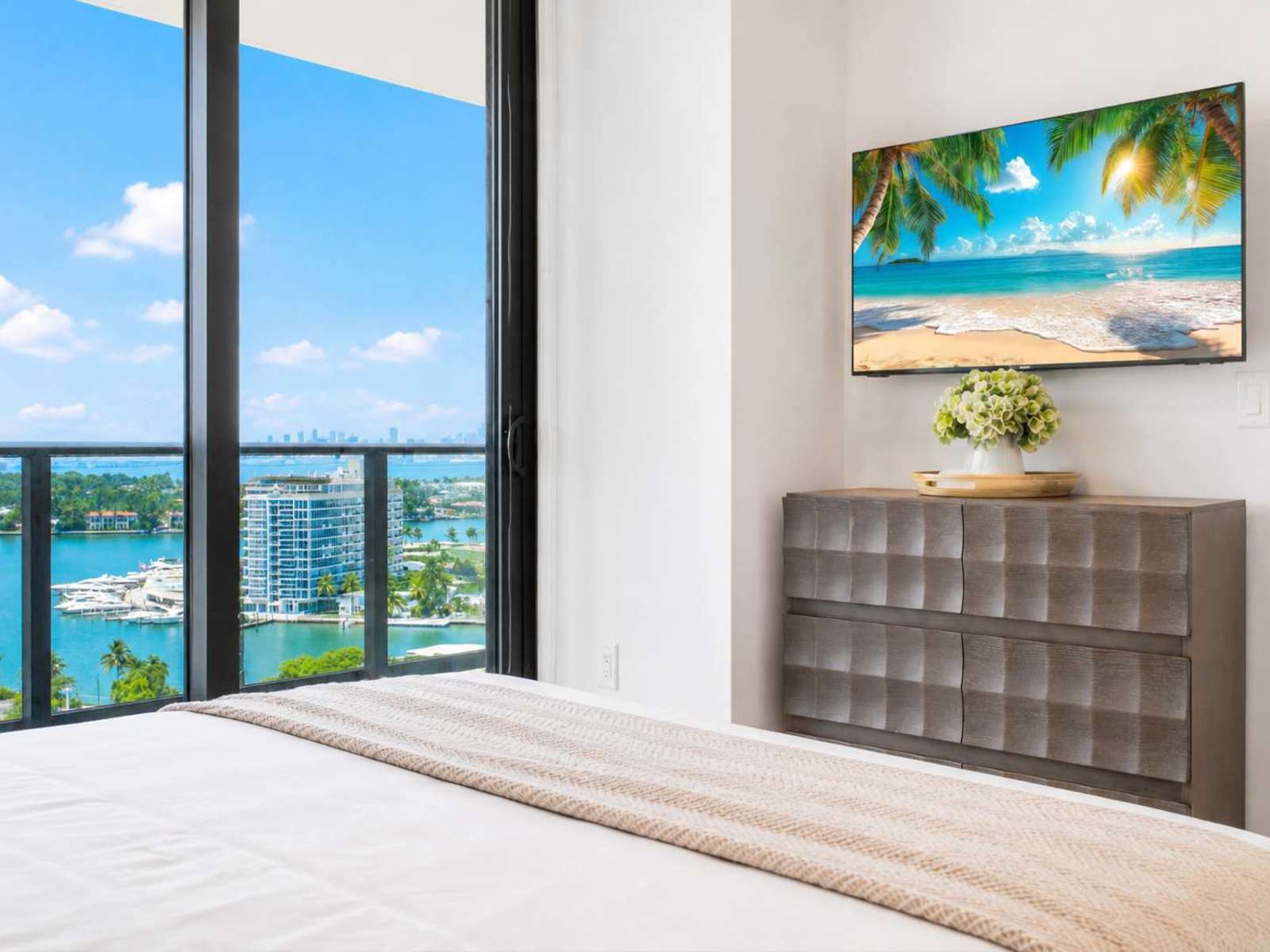72 Park Luxury Condo with Resort Amenities living space
