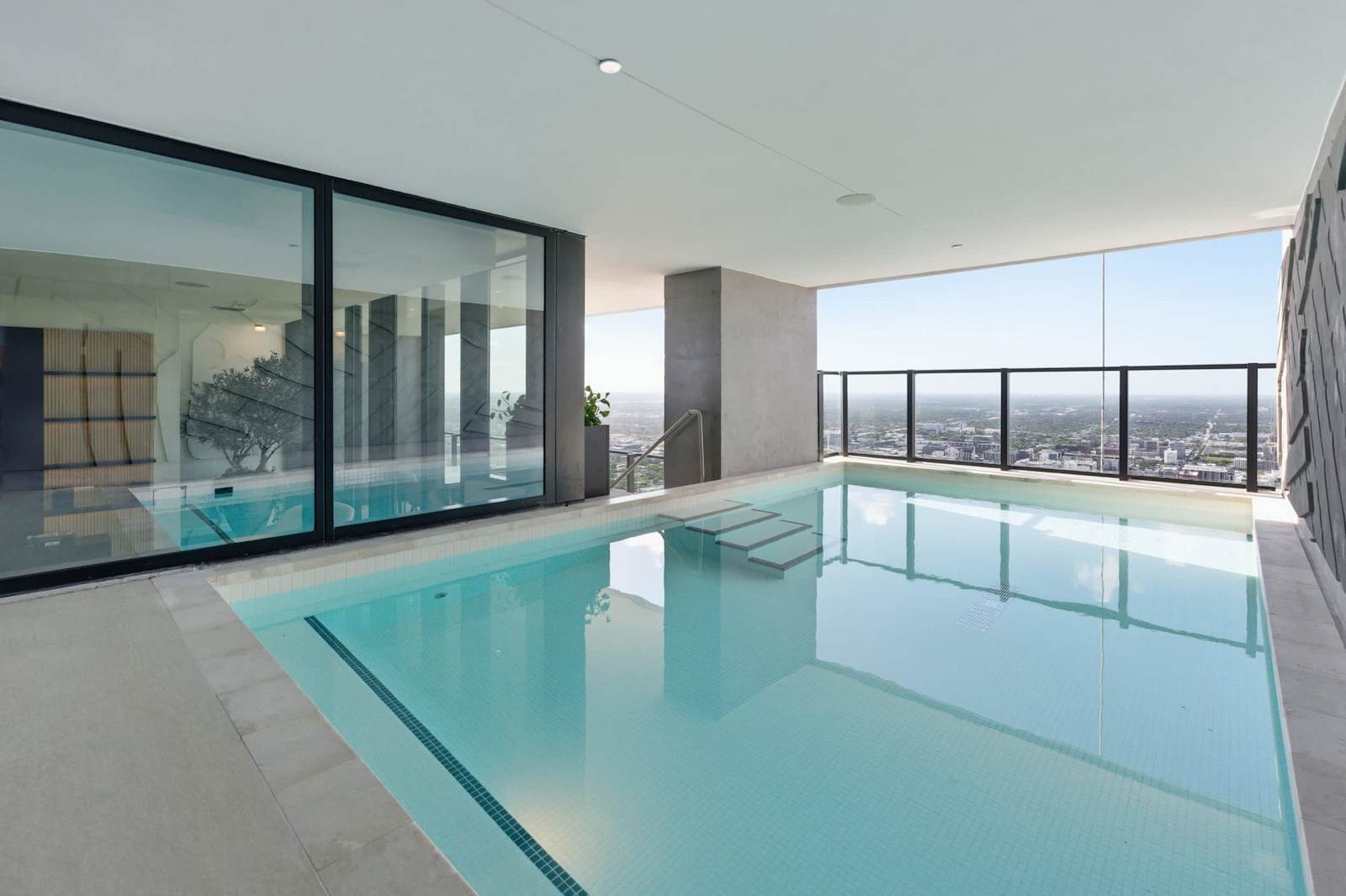 Presidential Penthouse | Private Infinity Pool detail 3