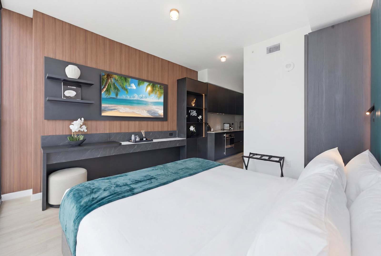 Deluxe E11EVEN Suite with Elite Amenities living space