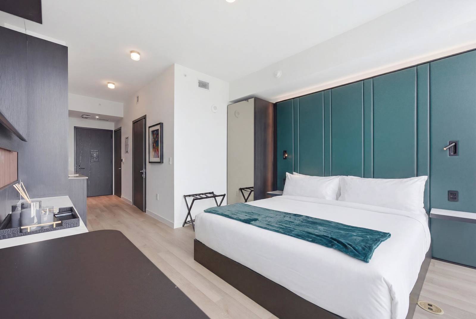 Deluxe E11EVEN Suite with Elite Amenities detail 6
