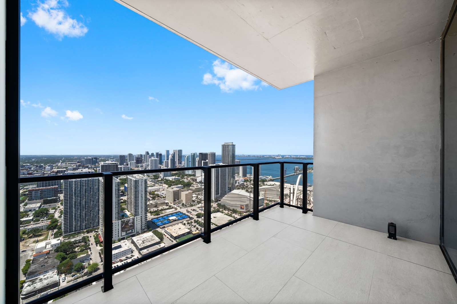 49th Floor E11EVEN 2BR Bay Views ELITE Amenities living space