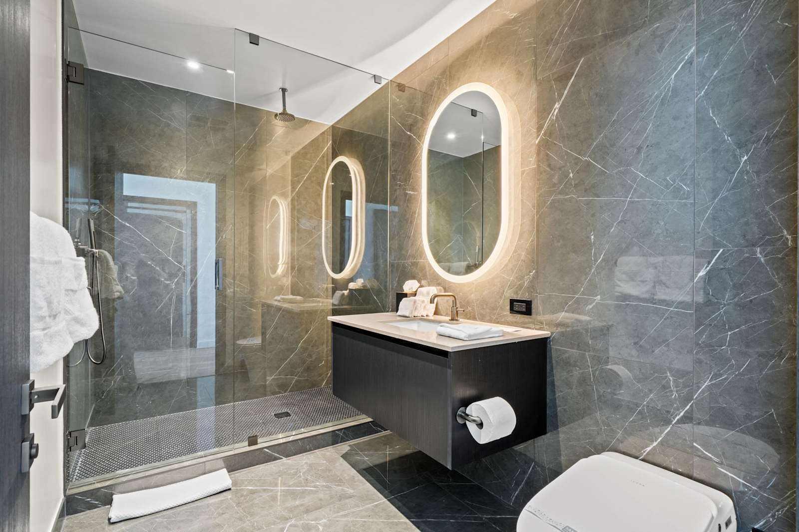 49th Floor E11EVEN 2BR Bay Views ELITE Amenities interior