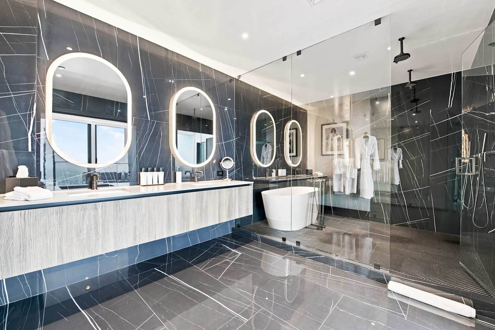 Luxury Sky Penthouse with Ocean & City Views detail 2