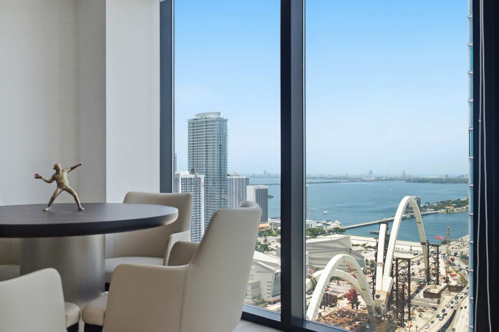 Elite 2BR Condo at E11EVEN with Rooftop Pool detail 3