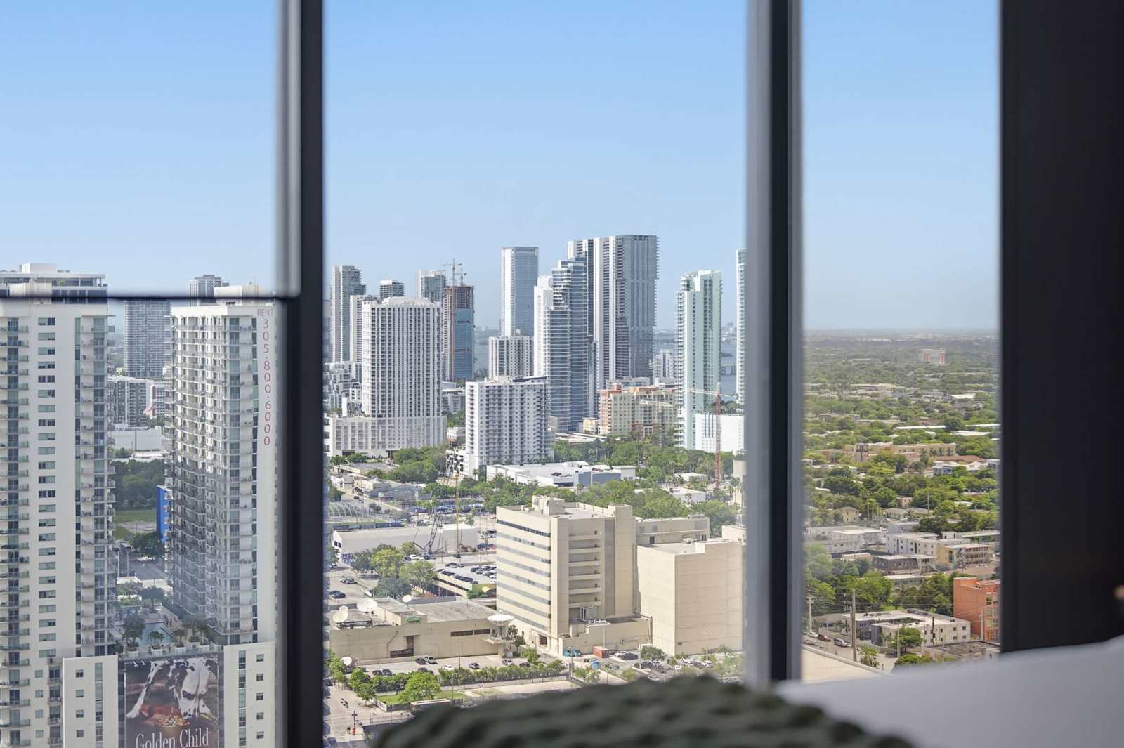 Executive Floor E11EVEN Suite with City & Bay Views living space