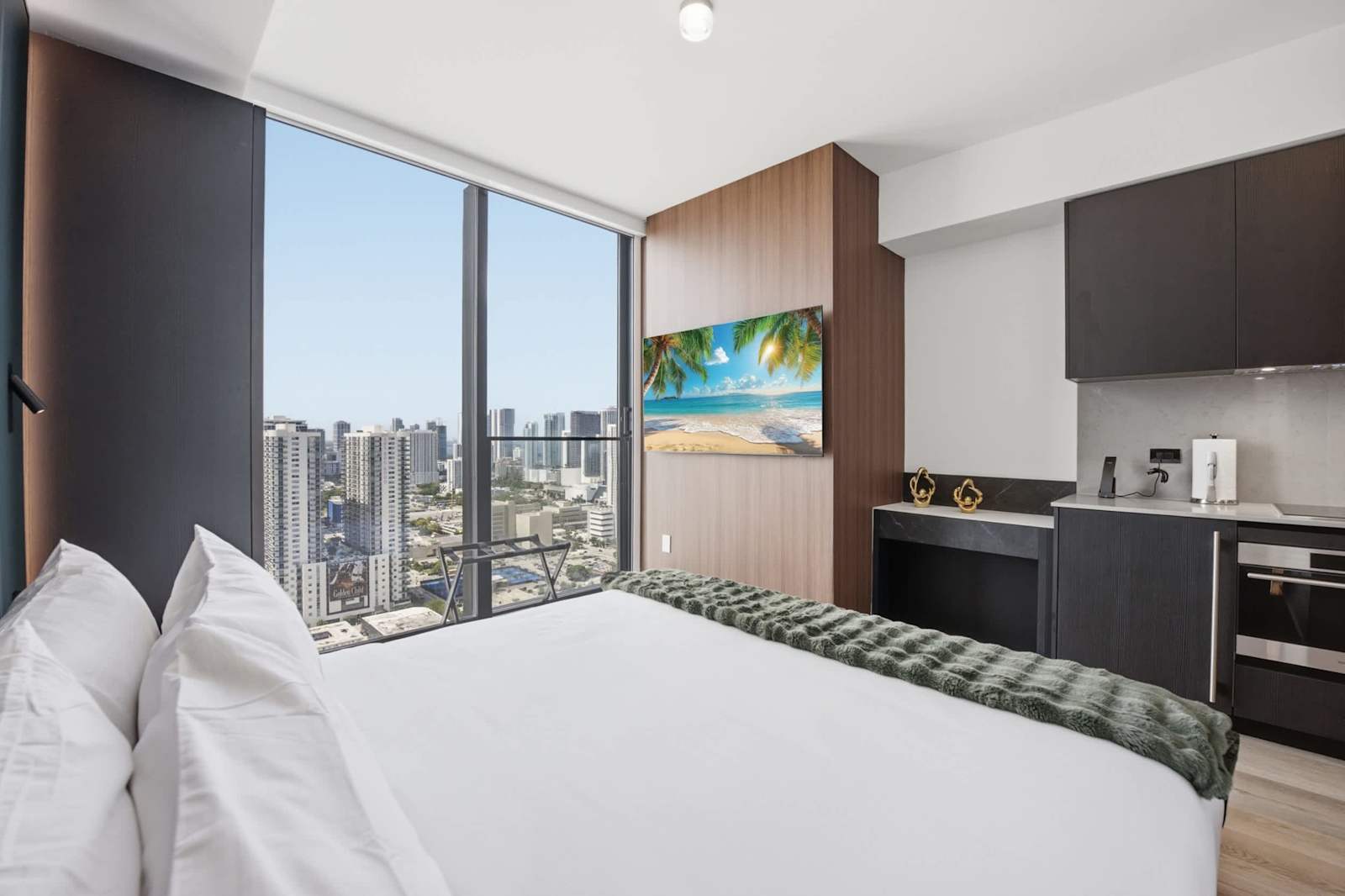 Exectutive E11EVEN Studio Suite with Elite Amenities detail 6