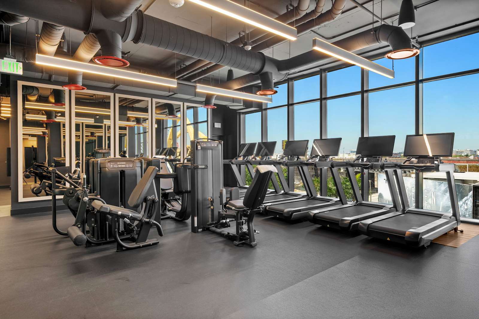 Exectutive E11EVEN Studio Suite with Elite Amenities living space