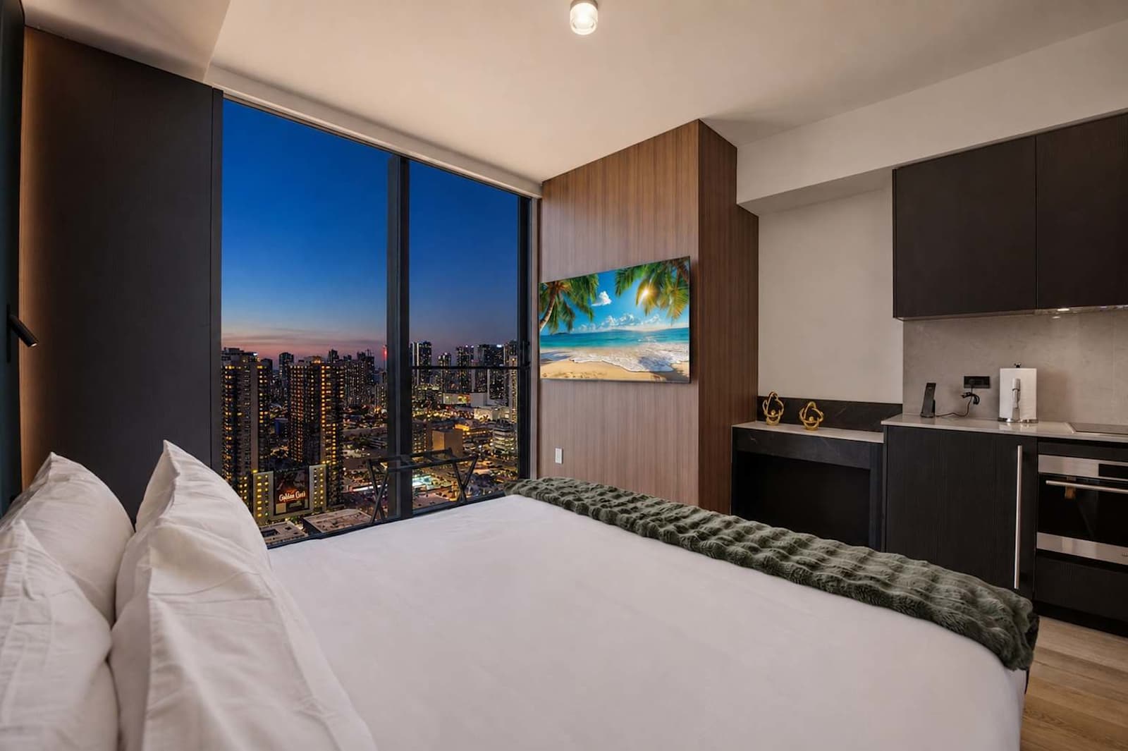 Executive Floor E11EVEN Suite with City & Bay Views interior