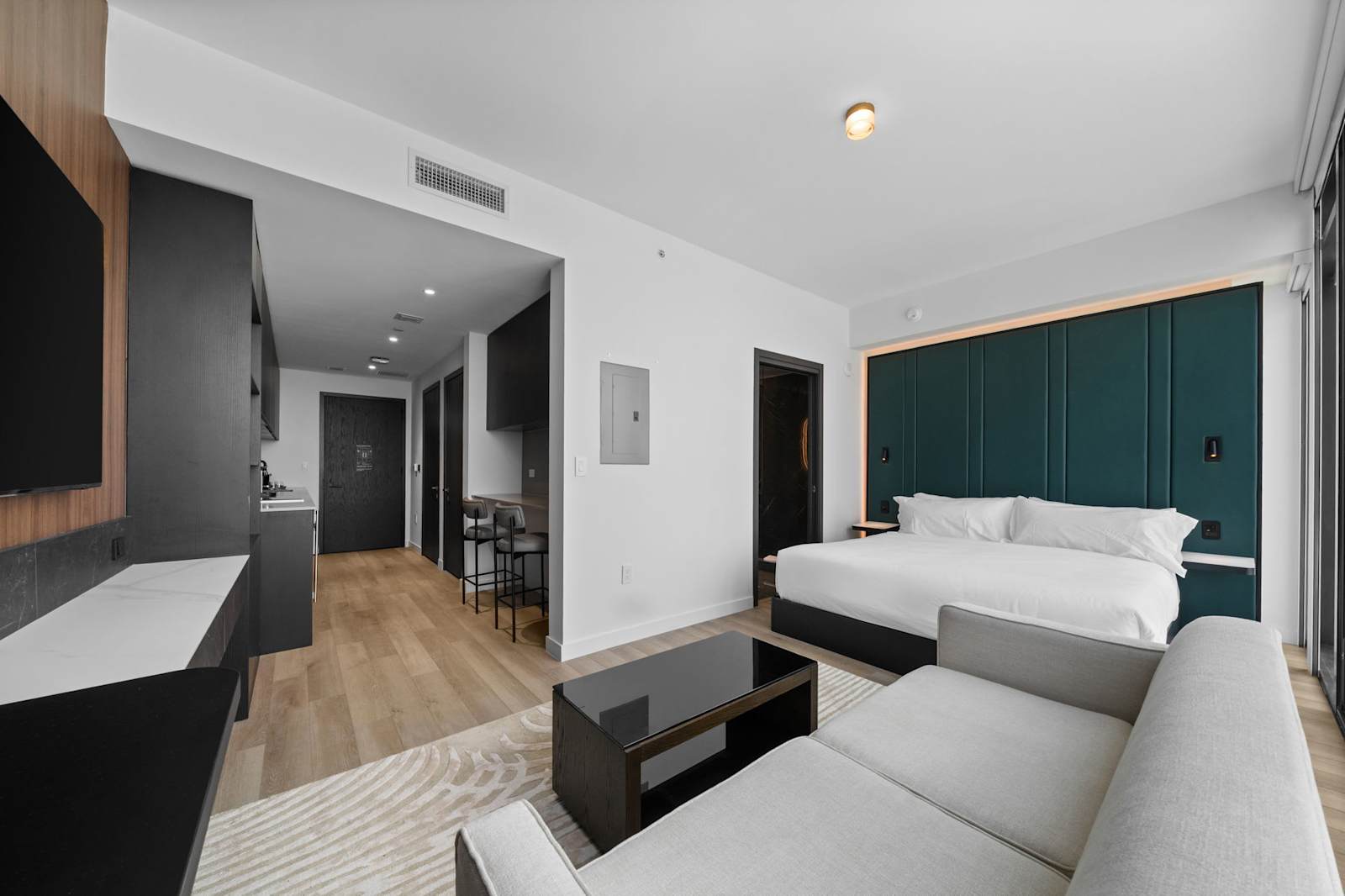 Luxury E11EVEN Executive Penthouse Studio with Water View detail 6