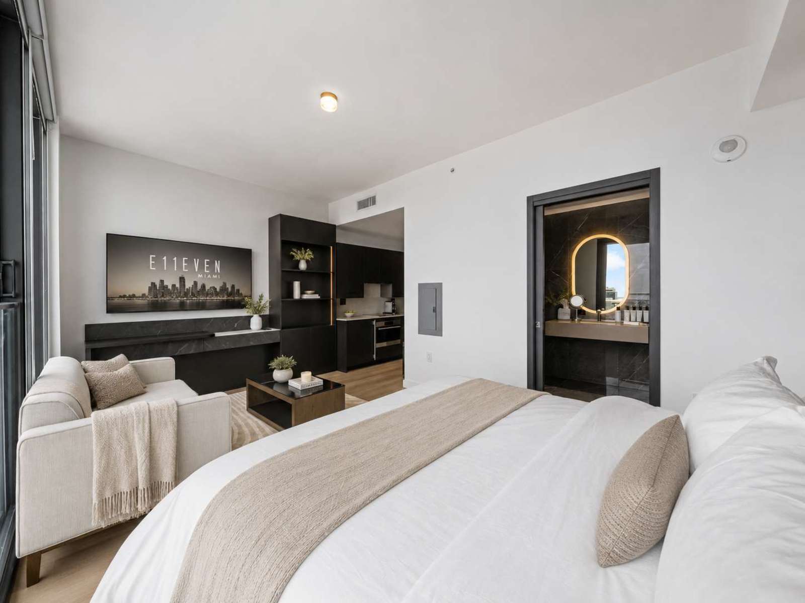 Luxury E11EVEN Executive Residence with Water View detail 2