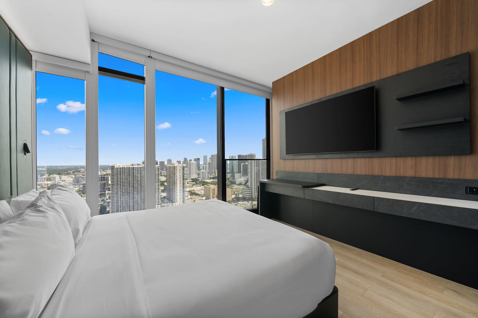 E11EVEN Studio Suite w/ Rooftop Pool City Views living space