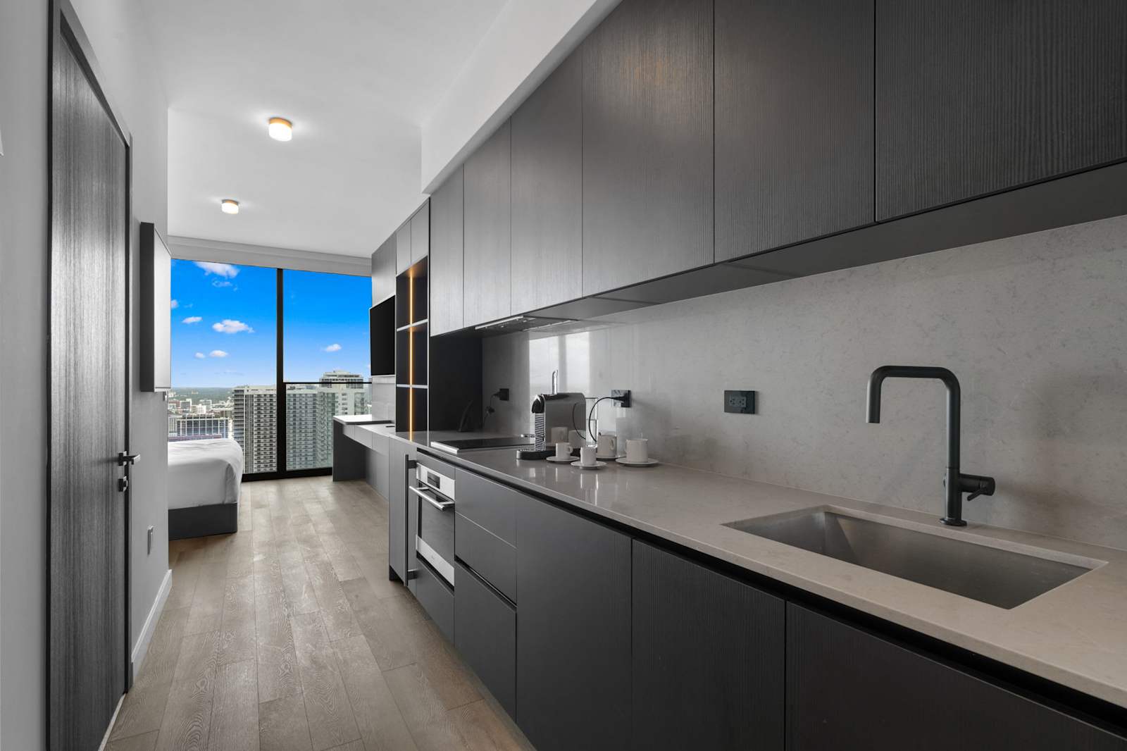 E11EVEN Studio Suite w/ Rooftop Pool City Views detail 3