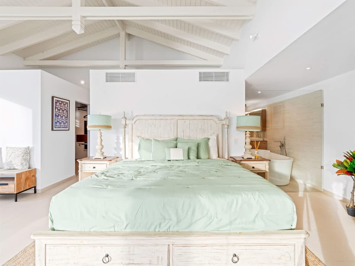 Villa Solandra – 3BR Oceanfront Sunset w/ Pool — view 3