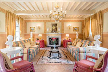 Traditional living room with sofas and a chandalier