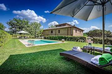 Traditional villa in Tuscany with garden