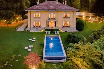 A fountain in a garden next to a house