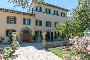 A cream coloured house in Tuscany