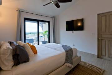 Upper Suite - Bedroom 2 with internet SmartTV (Netflix, Youtube)