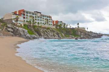 Private Beach with access 7 minute walk from Casa Famlee ! Beach gear included with rental of home 