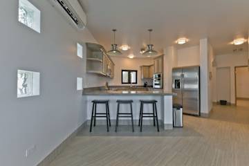 Lower Suite - Full Kitchen with Breakfast Bar