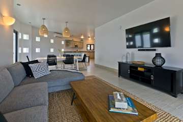 Lower Suite - Living Room with Internet SmartTV (Netflix, Youtube)