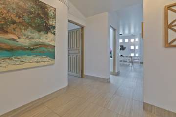Upper Suite - Entrance Foyer