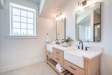 Seascape Haven, Modern Townhome with Fireplace