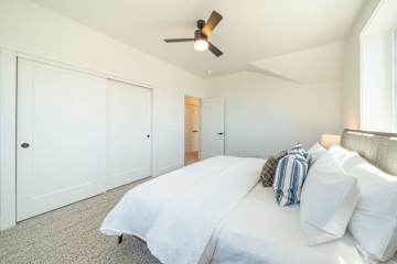 Seascape Haven, Modern Townhome with Fireplace