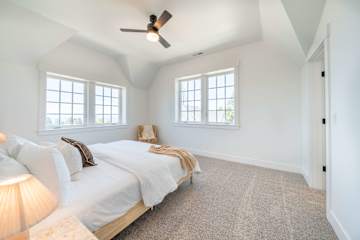Seascape Haven, Modern Townhome with Fireplace