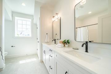 Seascape Haven, Modern Townhome with Fireplace