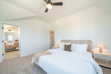Seascape Haven, Modern Townhome with Fireplace