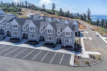 Seascape Haven, Modern Townhome with Fireplace