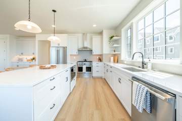 Seascape Haven, Modern Townhome with Fireplace