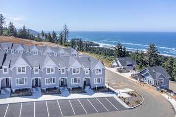 Seascape Haven, Modern Townhome with Fireplace