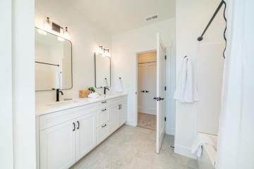 Seascape Haven, Modern Townhome with Fireplace