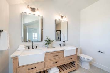 Seascape Haven, Modern Townhome with Fireplace