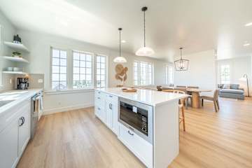Seascape Haven, Modern Townhome with Fireplace